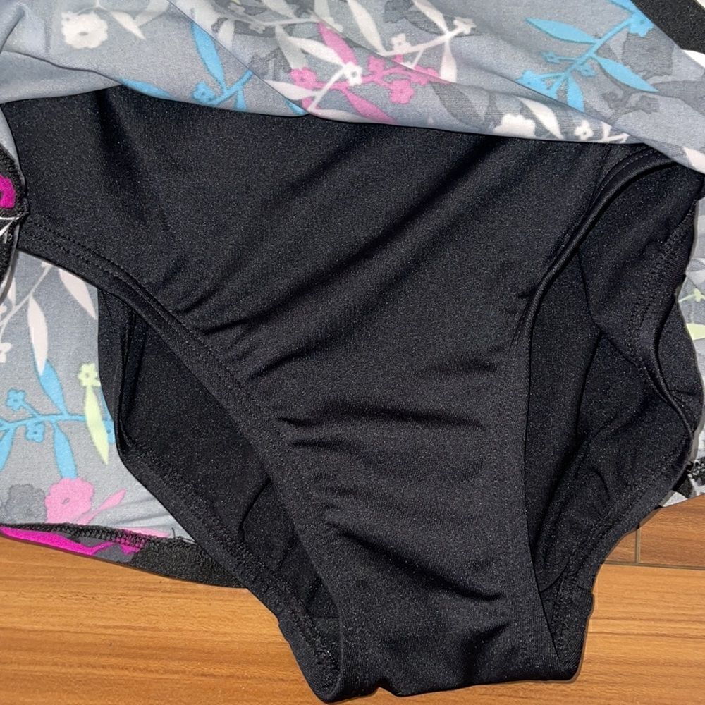 A fabulous NWT calypso cove swimsuit - Picture 3 of 6